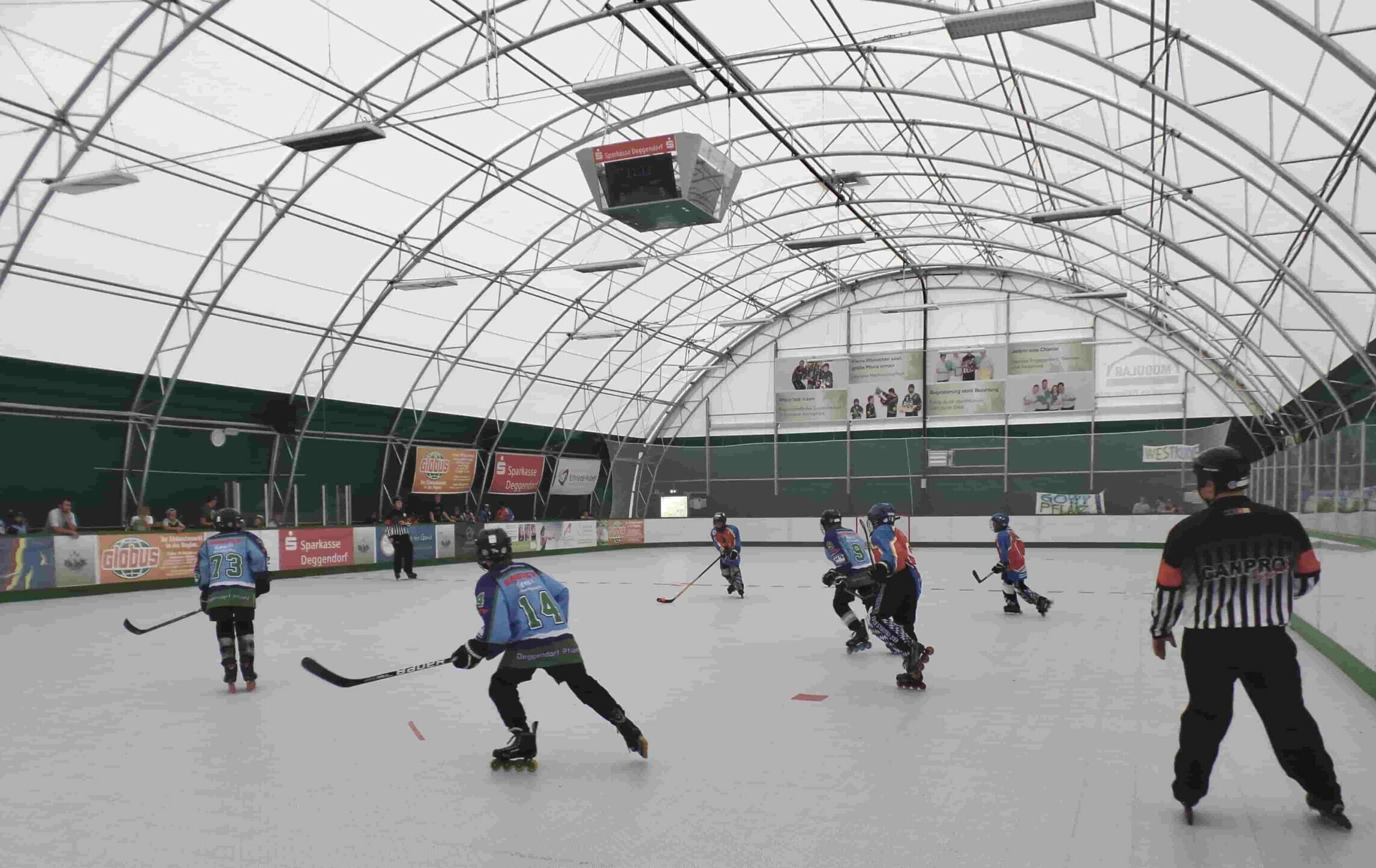 Modular Einsatzgebiete Industriehallen Giebelhallen Freizeithallen Eishockeyhalle Innenansicht