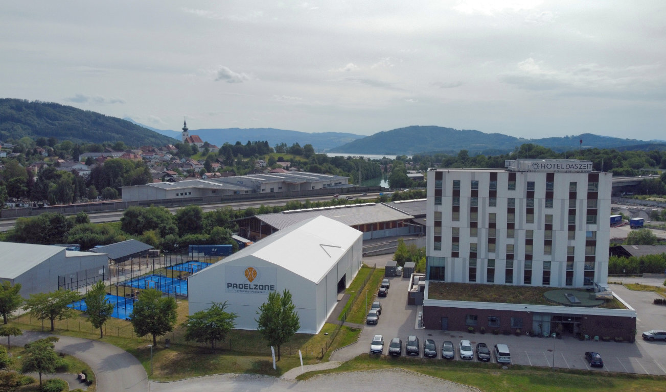 modular-hallen-referenz-F5_Padelzelt-drohnenansicht2 Modular Giebelhalle von vorne