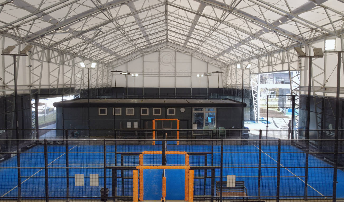 modular-hallen-referenz-F5_Padelzelt-innenansicht2 Modular Giebelhalle von innen